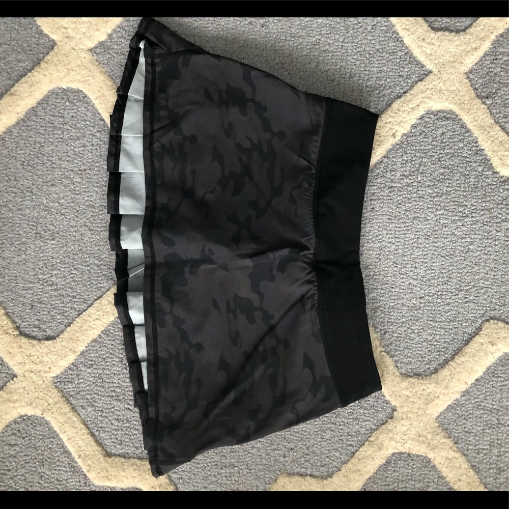 Lululemon camo pleated athletic skirt - size 6